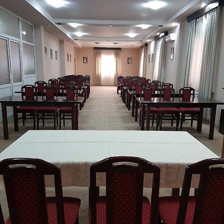 Hotel Feniks โปชาเรวัซ ภายนอก รูปภาพ