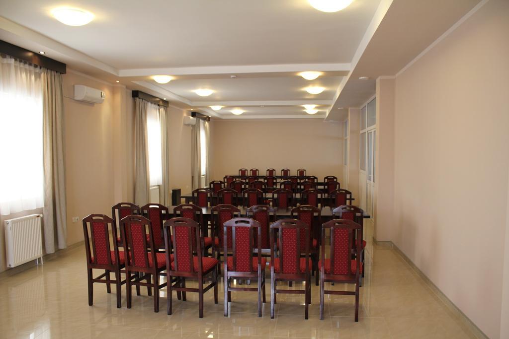 Hotel Feniks โปชาเรวัซ ภายนอก รูปภาพ