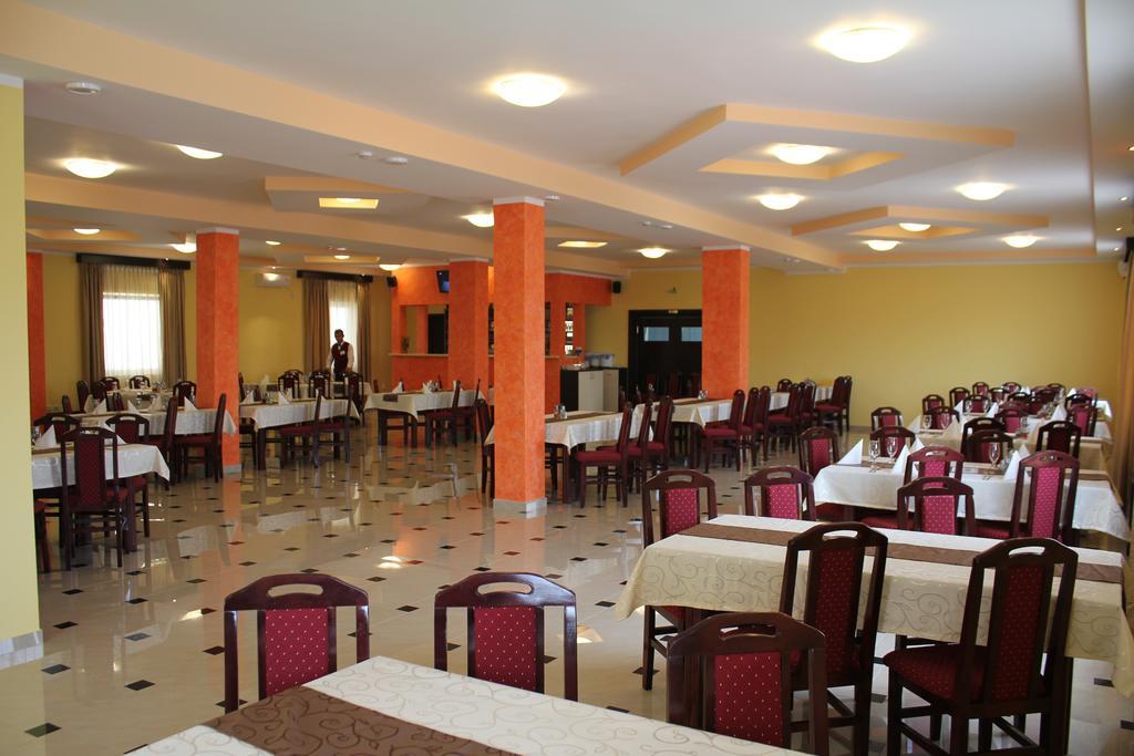 Hotel Feniks โปชาเรวัซ ภายนอก รูปภาพ