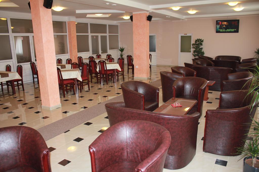 Hotel Feniks โปชาเรวัซ ภายนอก รูปภาพ