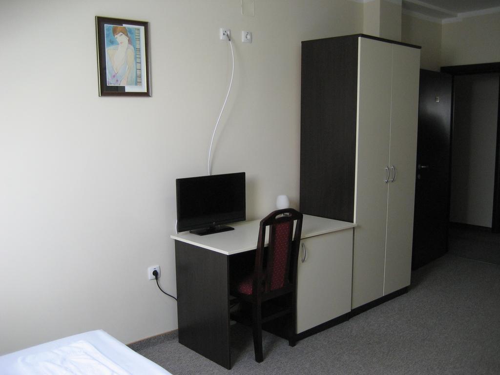 Hotel Feniks โปชาเรวัซ ภายนอก รูปภาพ