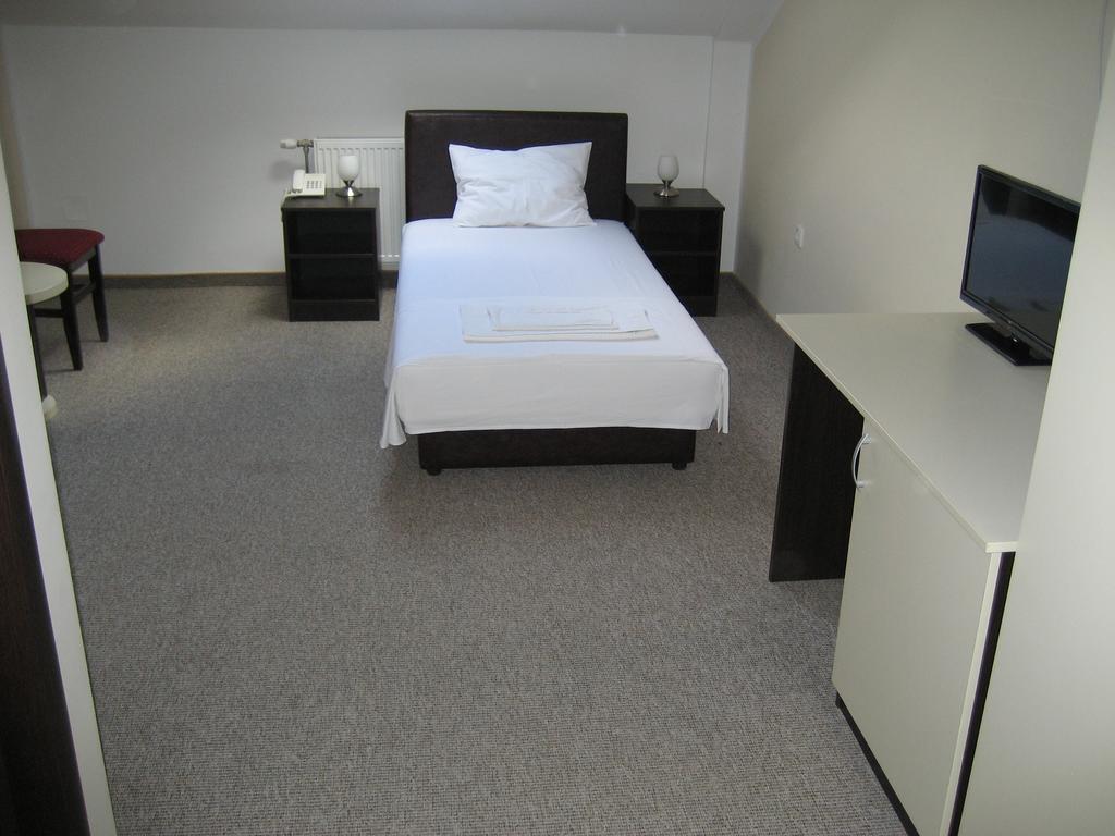 Hotel Feniks โปชาเรวัซ ภายนอก รูปภาพ
