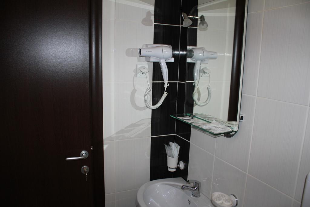 Hotel Feniks โปชาเรวัซ ภายนอก รูปภาพ