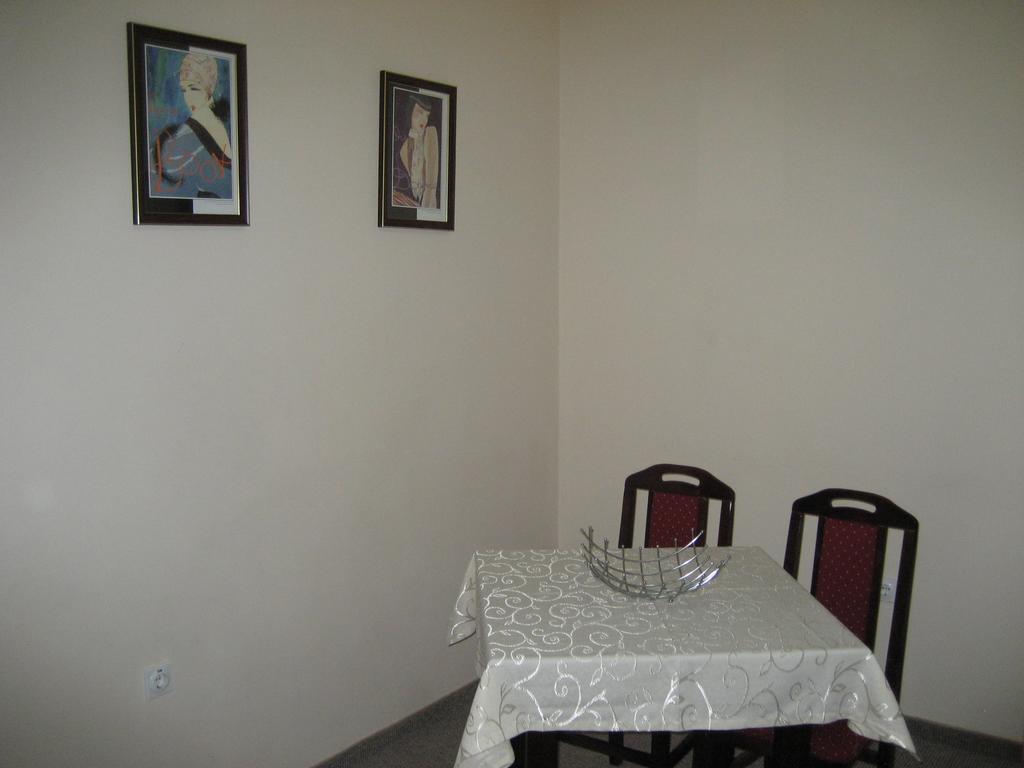 Hotel Feniks โปชาเรวัซ ภายนอก รูปภาพ