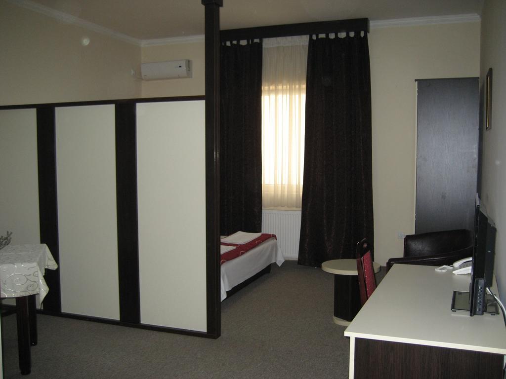 Hotel Feniks โปชาเรวัซ ภายนอก รูปภาพ