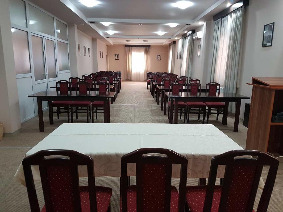 Hotel Feniks โปชาเรวัซ ภายนอก รูปภาพ