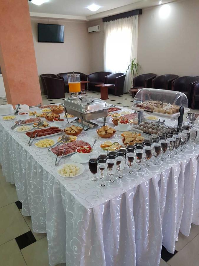 Hotel Feniks โปชาเรวัซ ภายนอก รูปภาพ
